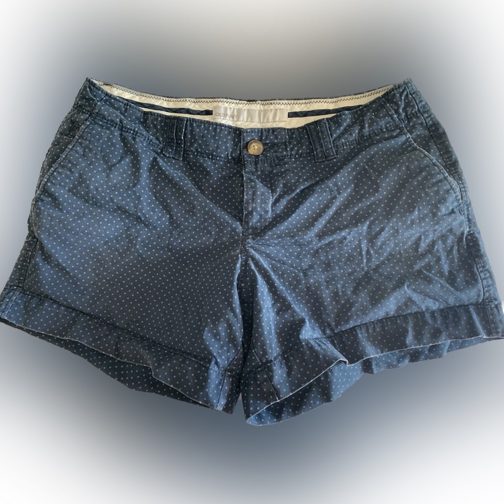 Old Navy low rise polka dot shorts. Size 4. Great condition.